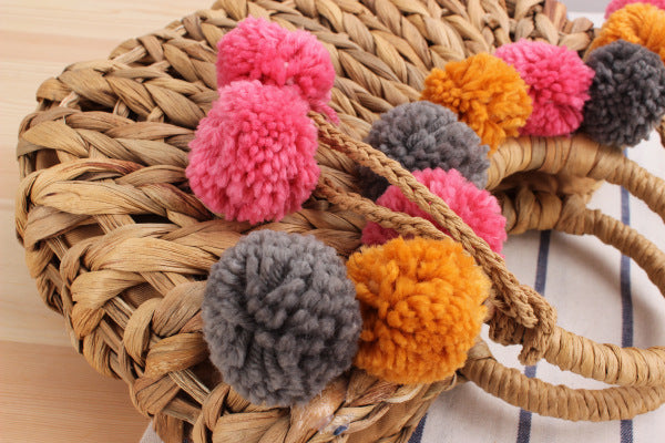 The New Hollow Hand-carried Straw Woven Bag Cute Colored Fur Balls